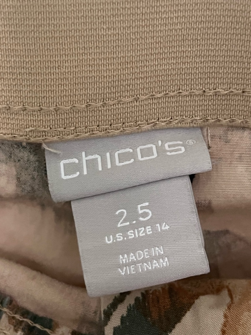 Chico’s Women’s Tropical Print Capri cargo Pants - Beige/Green. Sz 14/16 - Picture 3 of 9